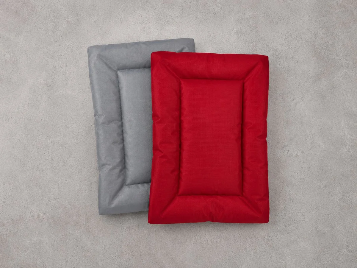 Cama raquelado rojo y gris detalle