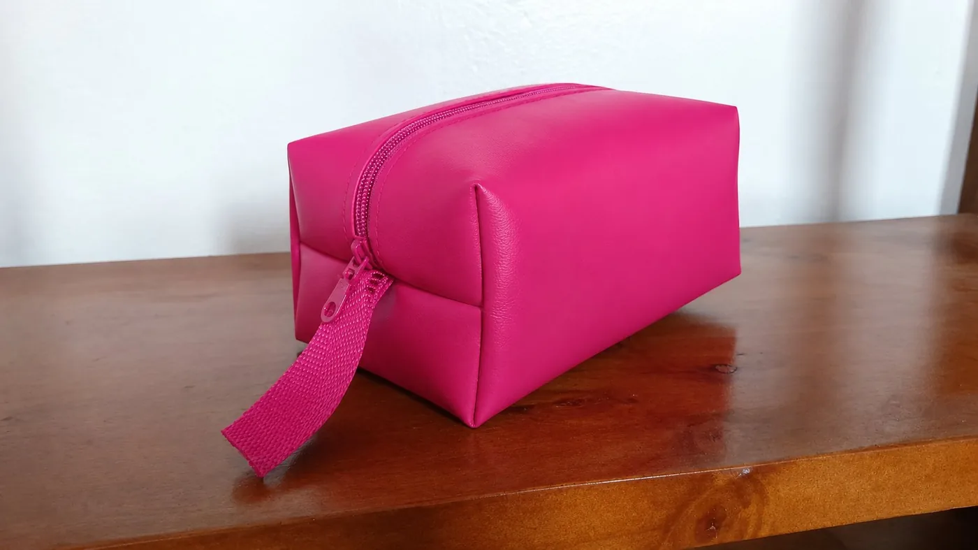 Cosmetiquero PU símil cuero blando color fucsia rosa regalo mujer Día de la Madre fidelización clienta mayorista Chile