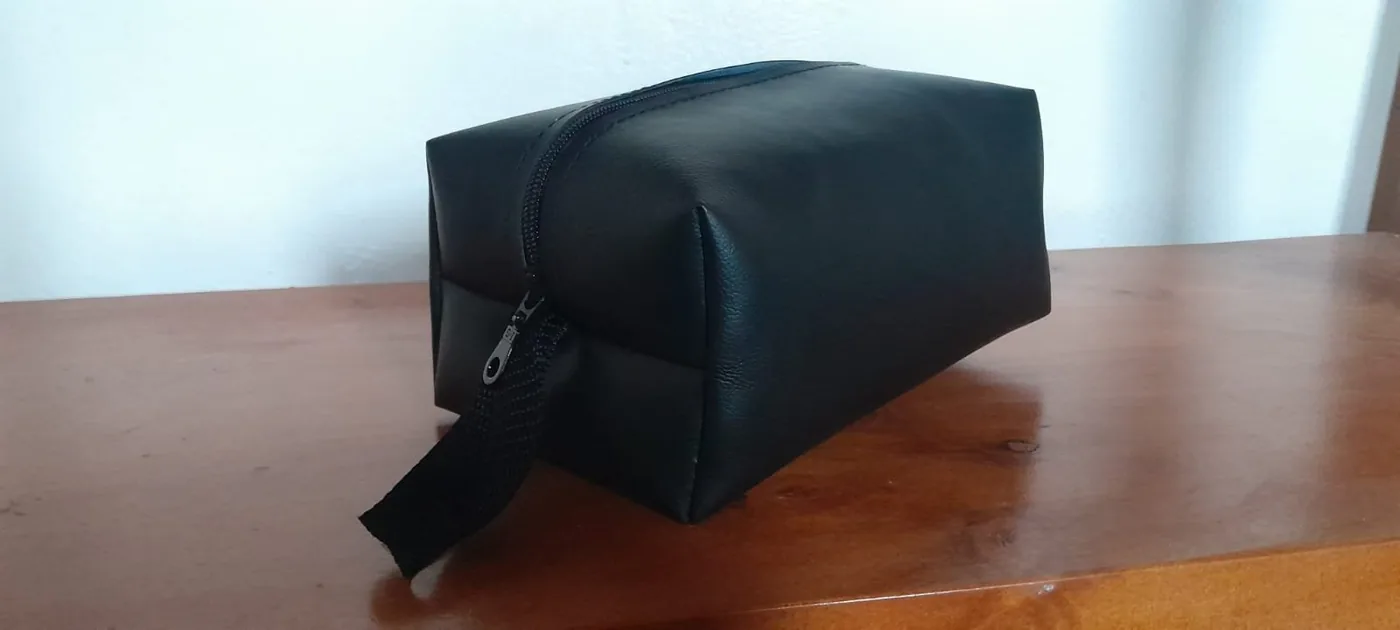 Cosmetiquero PU símil cuero blando negro detalle cremallera manilla corporativo Chile