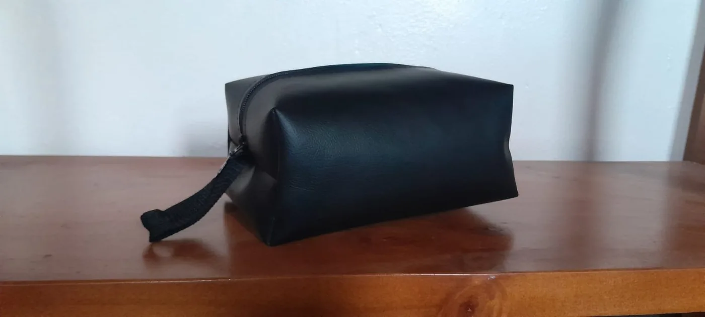 Cosmetiquero PU símil cuero blando color negro regalo hombre ejecutivo neceser viaje empresarial mayorista Chile