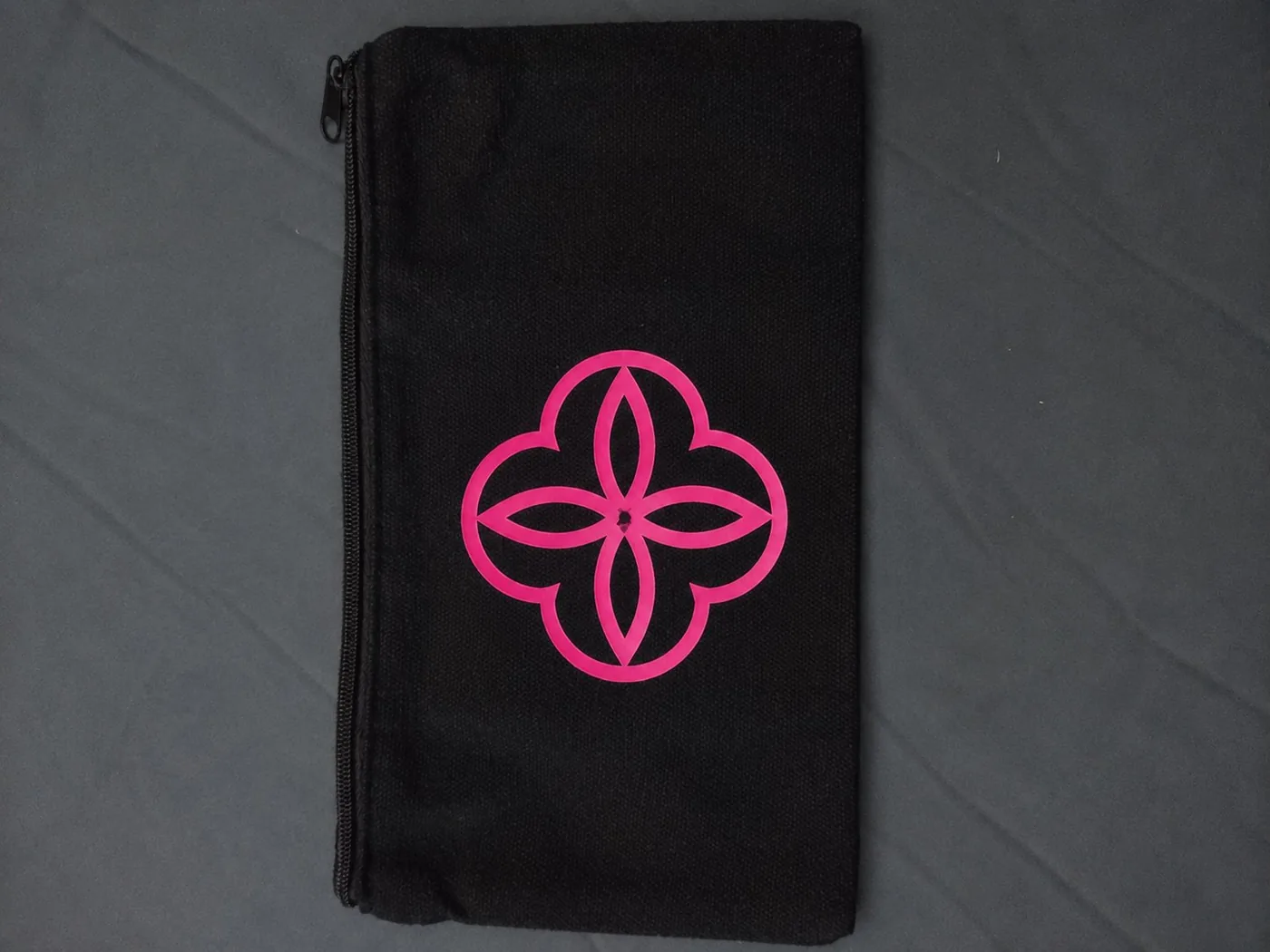 Estuche gabardina negro con cremallera decorado con mandala rosa fucsia regalo mujer kit creativo Chile